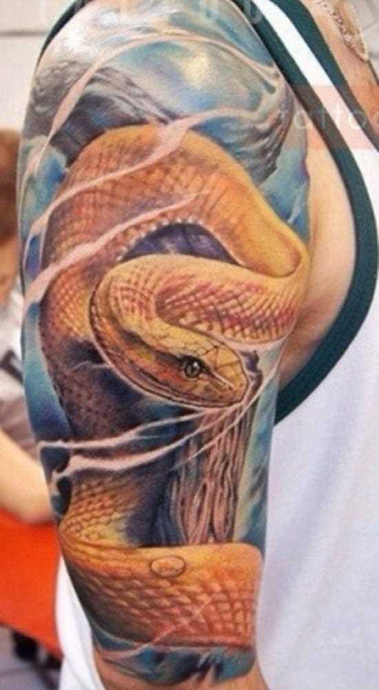 Realista a tatuagem no braço de um cara - de- cobra