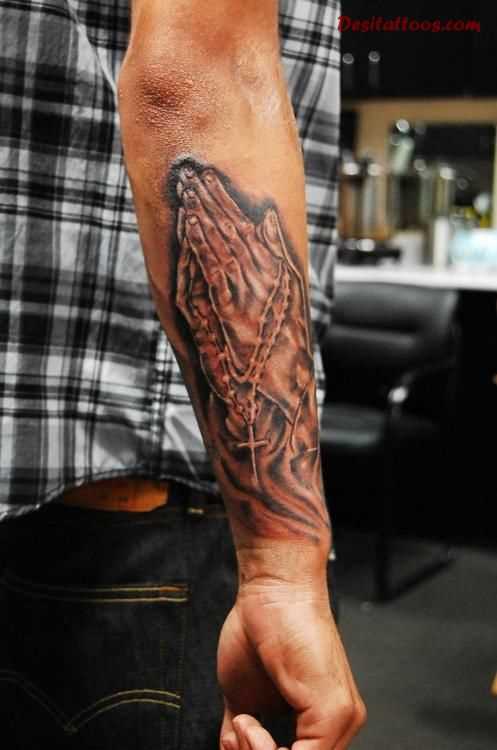 Realista em 3d tatuirovkana antebraço cara - mãos em súplica
