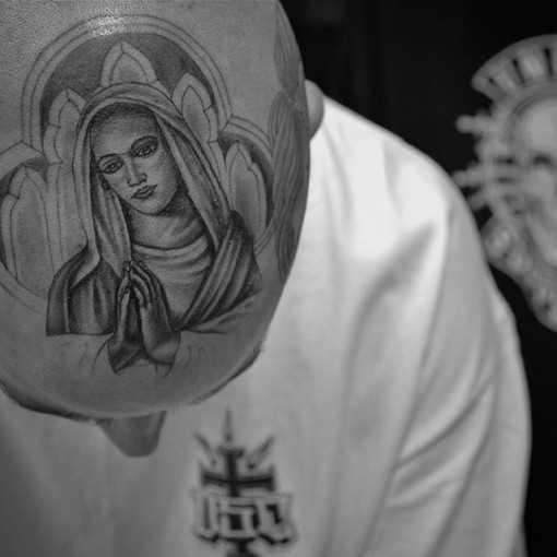 Religiosa tatuagem no estilo chicano na cabeça do cara