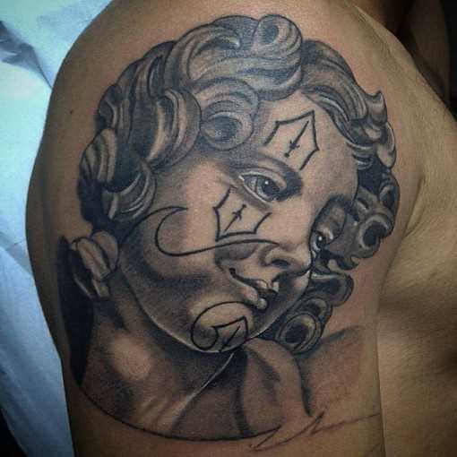 Religiosa tatuagem no estilo chicano no ombro de um cara - de- anjo