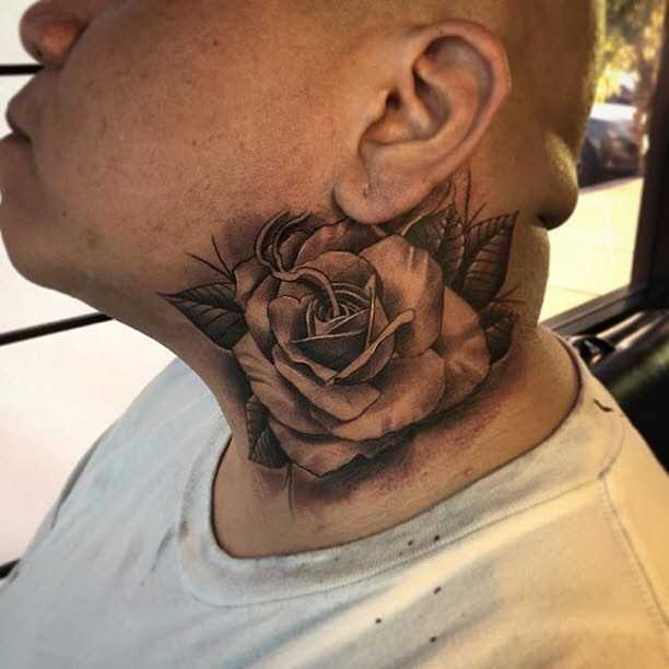 Rosa no pescoço de um homem - de- tatuagem chicano
