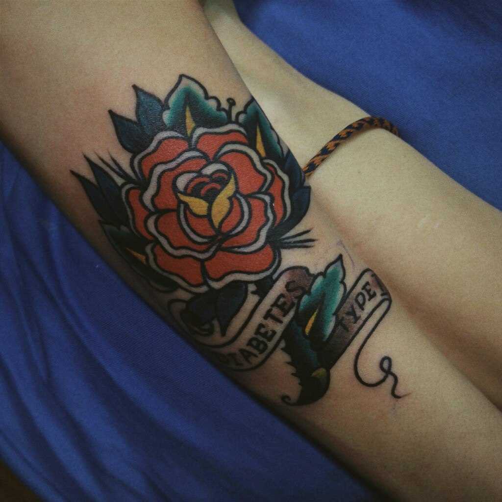 Rosa no pulso da menina tatuagem no estilo oldschool