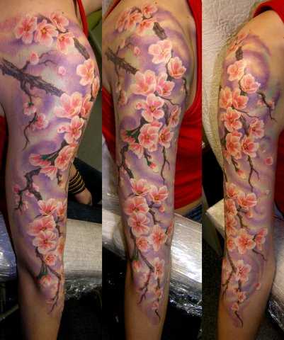 Sakura - a tatuagem no braço de uma menina