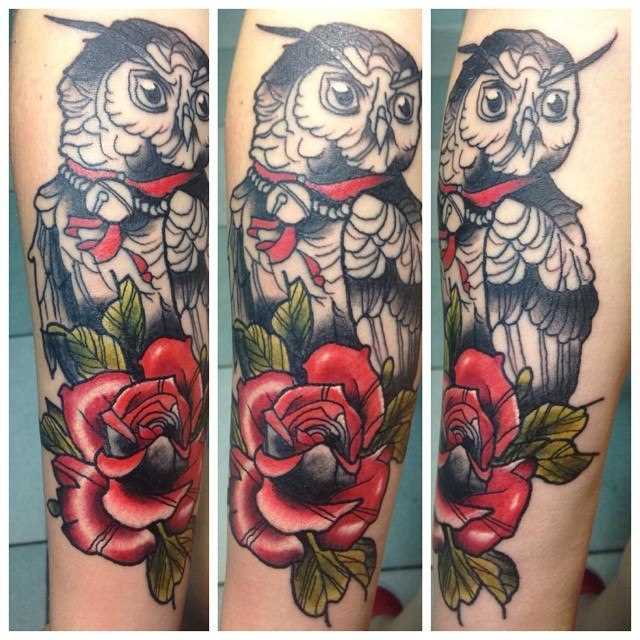 Sava e a rosa - a tatuagem na perna da menina