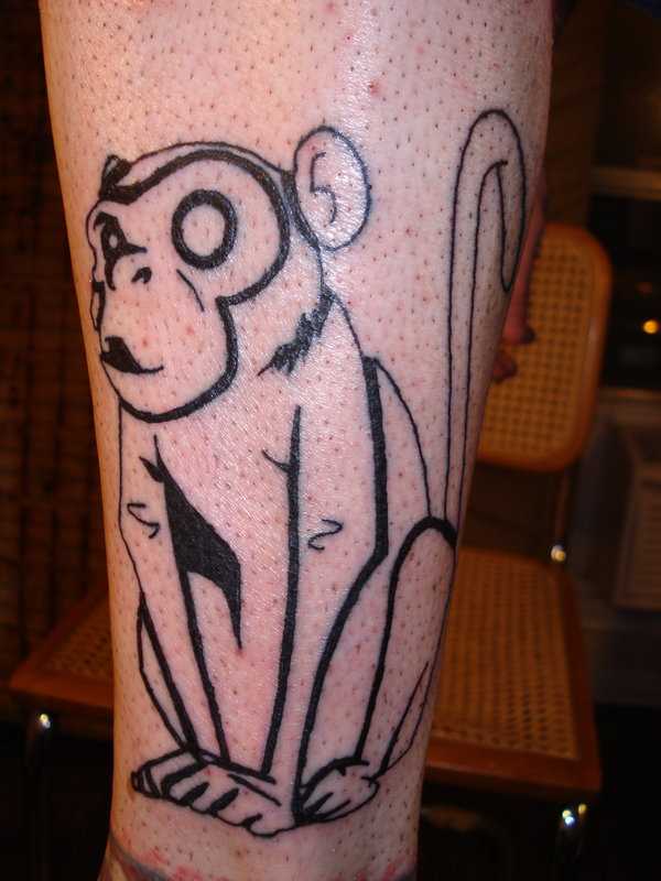 Simples tatuagem na perna de um cara de macaco