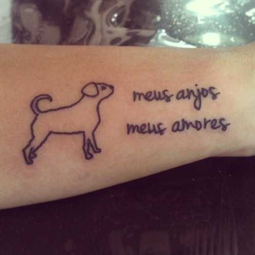 Simples tatuagem no antebraço da menina em forma de cão e inscrições