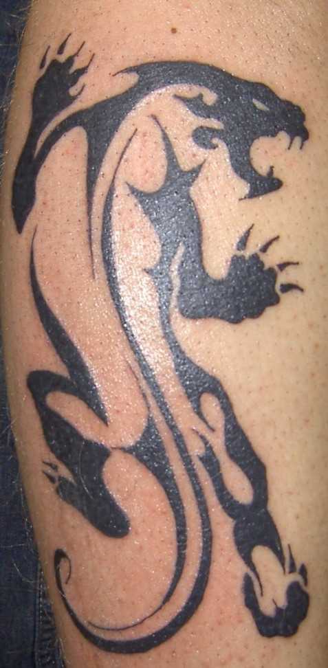 Simples tatuagem no antebraço de um cara em forma de pantera
