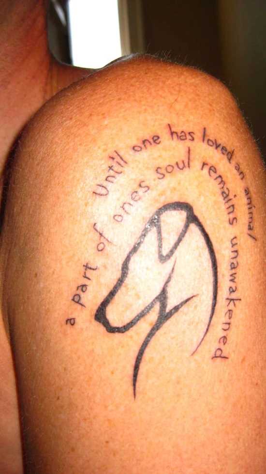 Simples tatuagem no ombro de um cara como o cão e inscrições