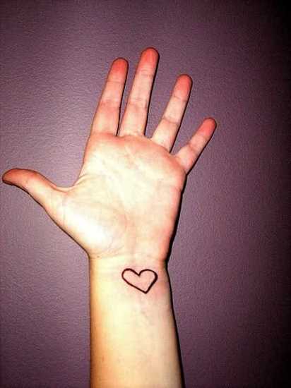 Simples tatuagem no pulso da menina - o coração de