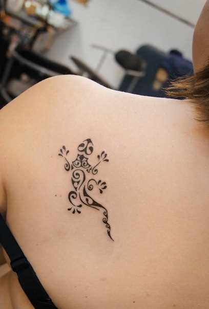 Tattoo blade meninas - salamandra na forma de um padrão