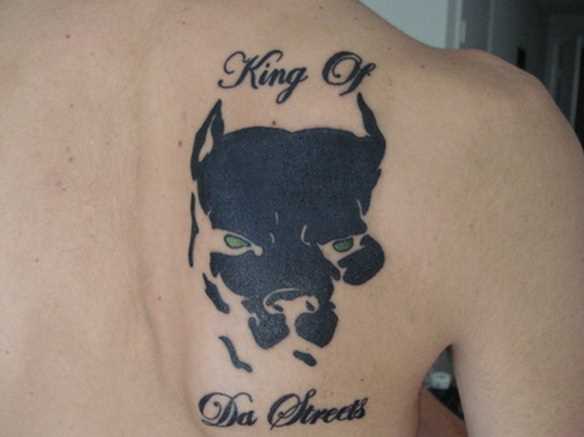 Tattoo blade o cara - de- cão e inscrição