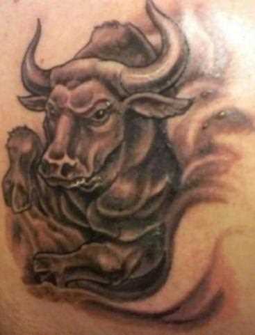Tattoo blade o cara em forma de um touro