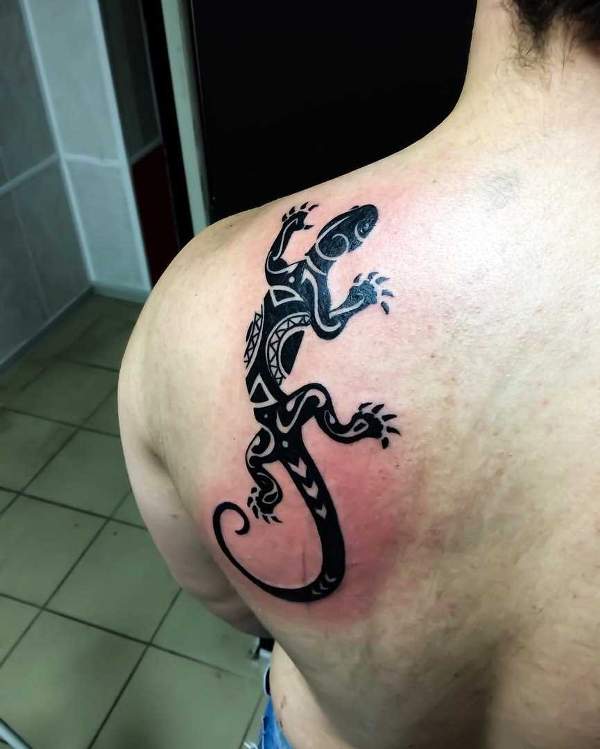 Tattoo blade tem o homem - lagarto