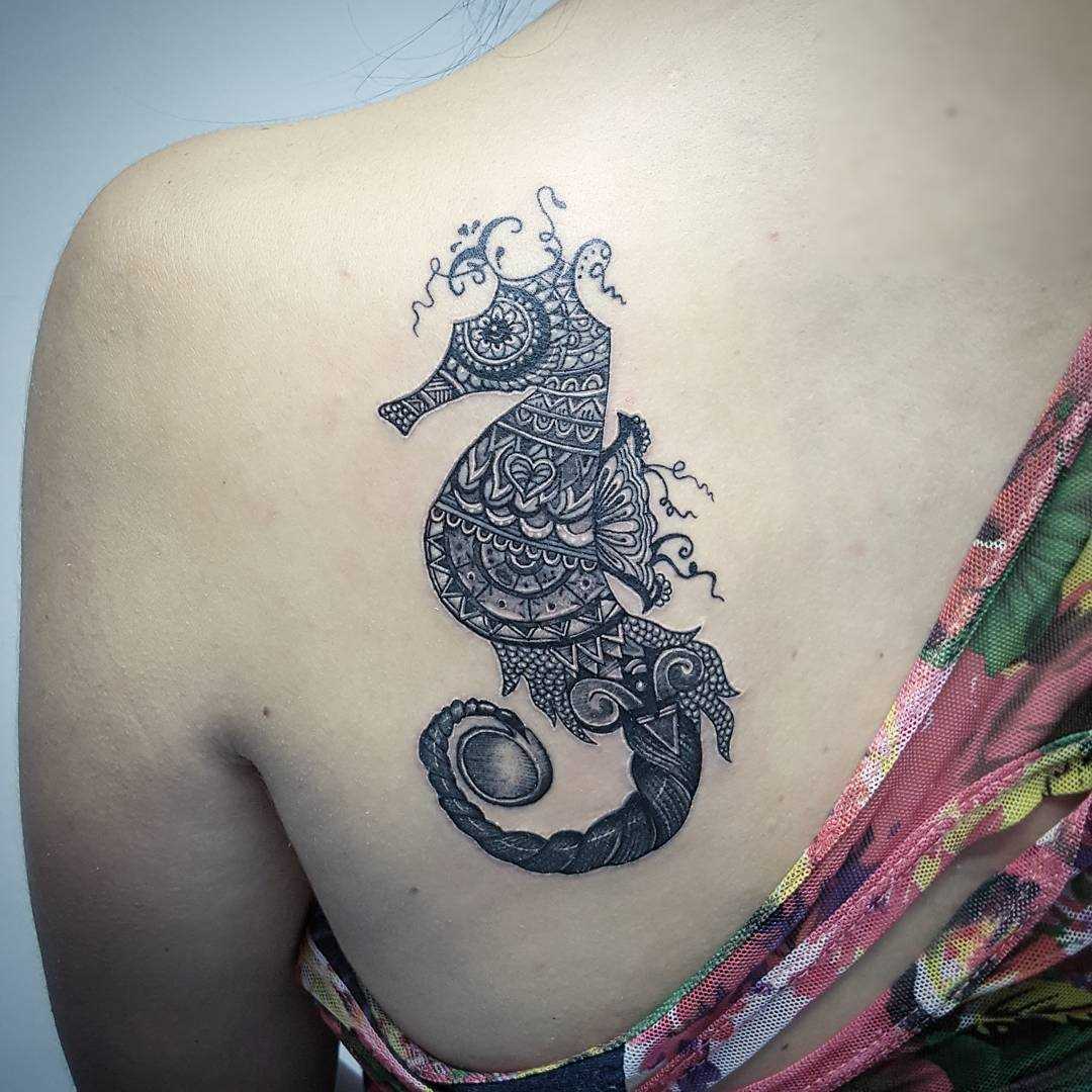 Tattoo do cavalo-marinho blade menina