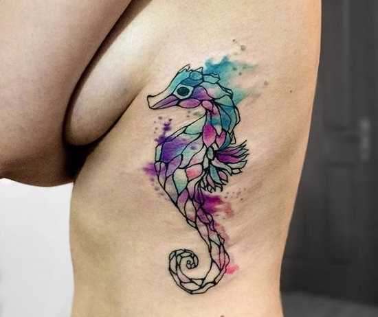 Tattoo do cavalo-marinho em seu lado de mulher