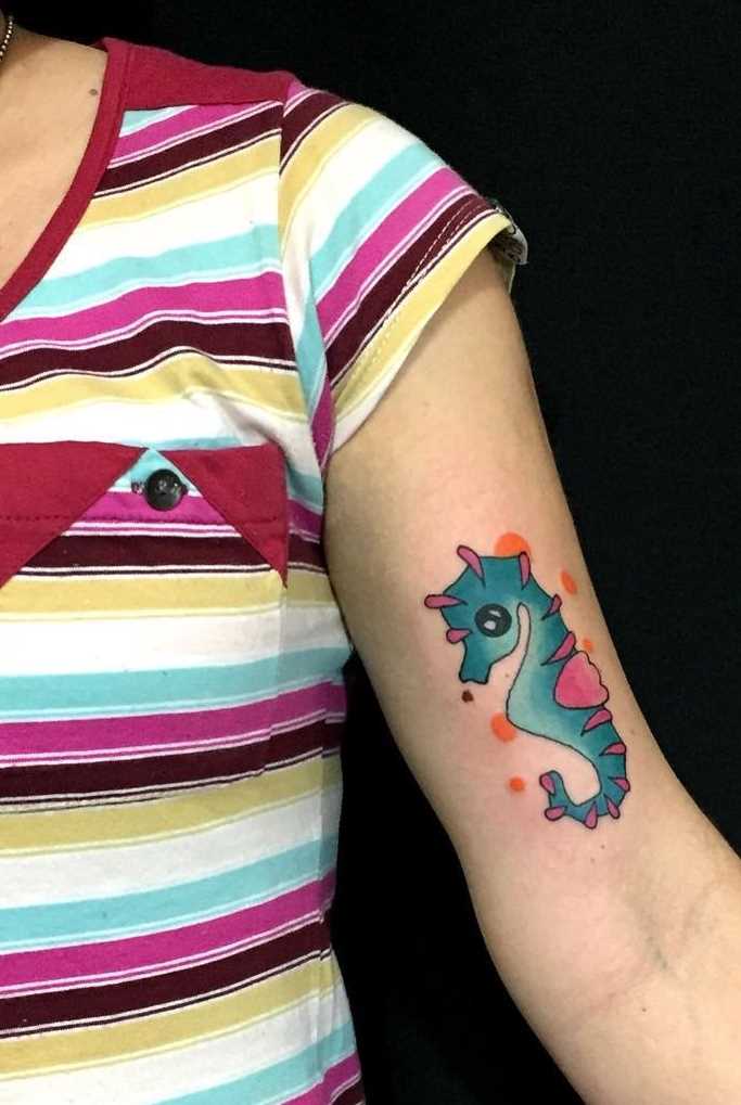 Tattoo do cavalo-marinho na mão da menina