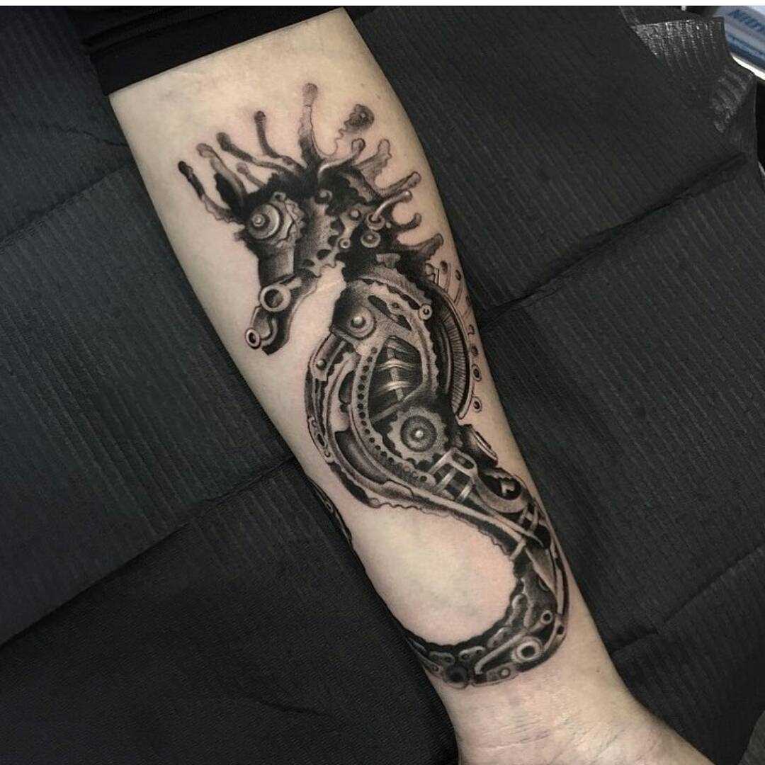 Tattoo do cavalo-marinho no antebraço cara
