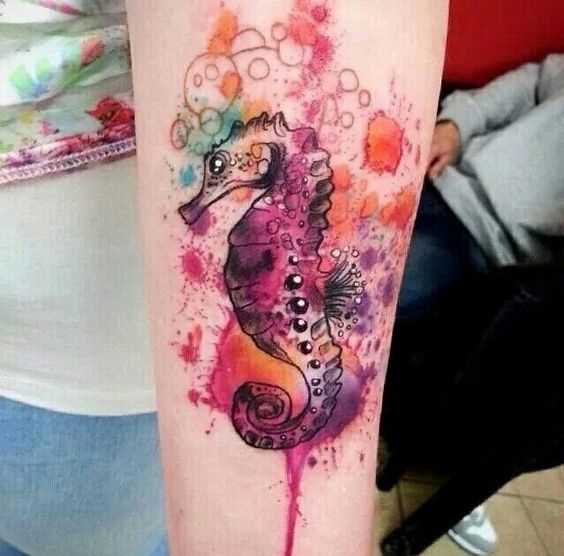 Tattoo do cavalo-marinho no antebraço da menina
