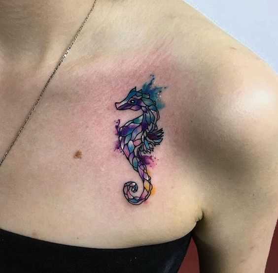Tattoo do cavalo-marinho no peito de uma mulher