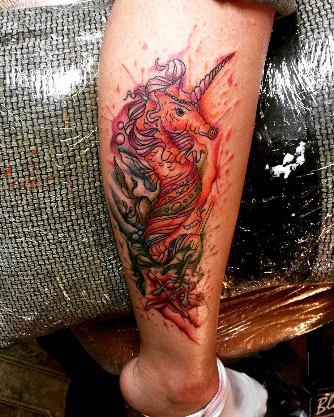 Tattoo do cavalo-marinho sobre a perna de um cara