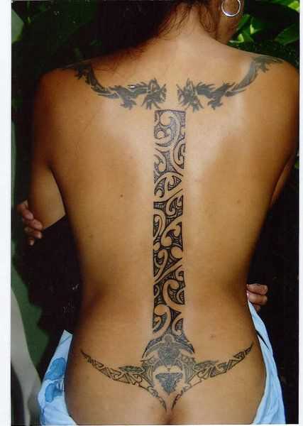 Tattoo tribal padrões sobre a coluna vertebral de uma menina