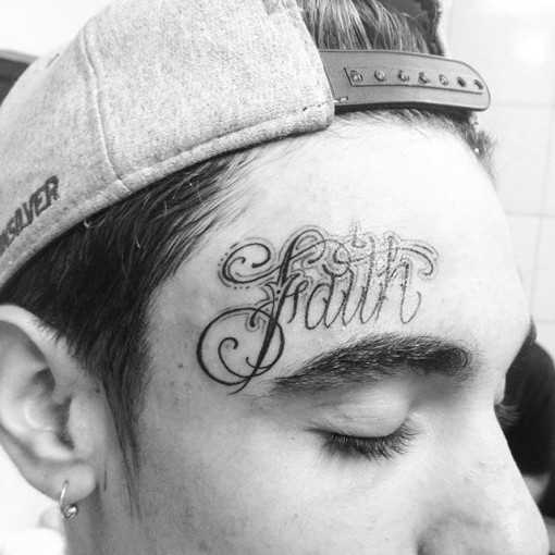 Tatuagem - a inscrição no rosto do cara no estilo chicano