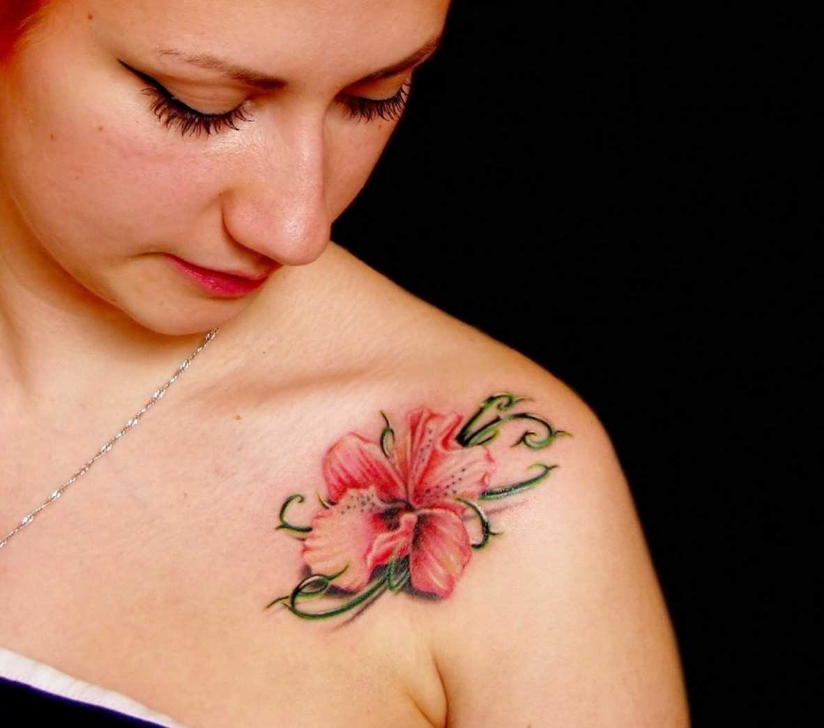 Tatuagem abaixo da clavícula menina - flor de hibisco