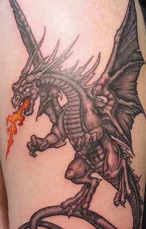 Tatuagem ao lado de um cara - um dragão que cospe fogo