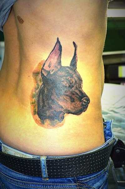Tatuagem ao lado de uma menina cão