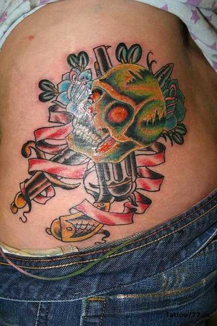Tatuagem ao lado de uma menina - uma pistola, o crânio, o rosa e o punhal