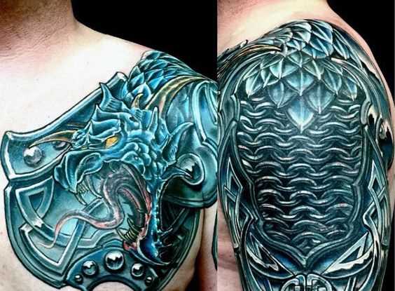 Tatuagem azul armaduras no ombro do cara