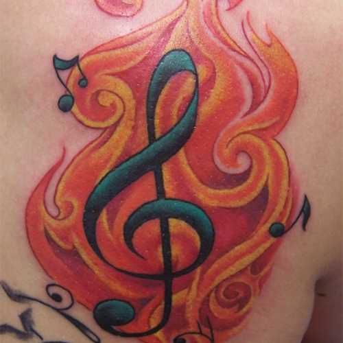 Tatuagem blade a menina - a clave de sol e notas em chamas