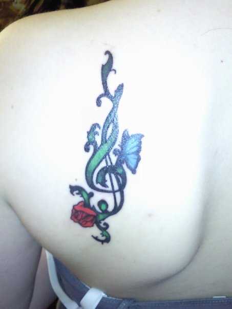 Tatuagem blade a menina - clave de sol, a rosa e a borboleta