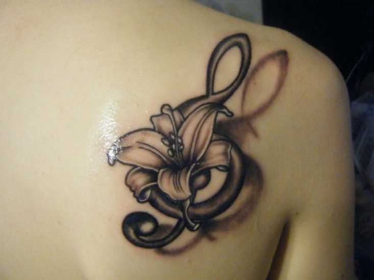 Tatuagem blade a menina em forma de lírios e de violino chave