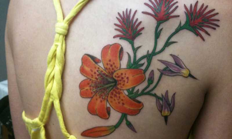 Tatuagem blade a menina em forma de lírios e outras flores