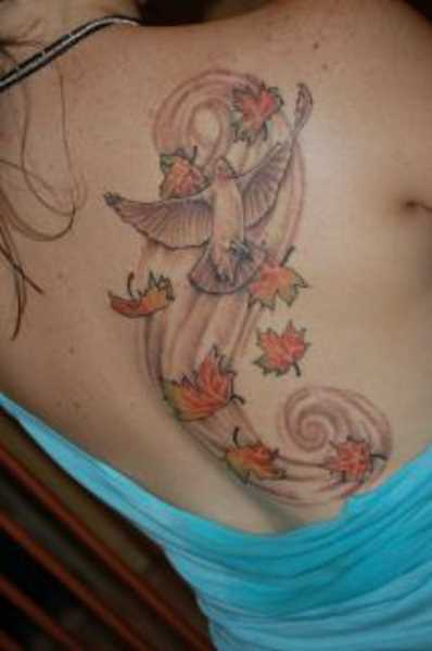 Tatuagem blade a menina - folhas e pomba