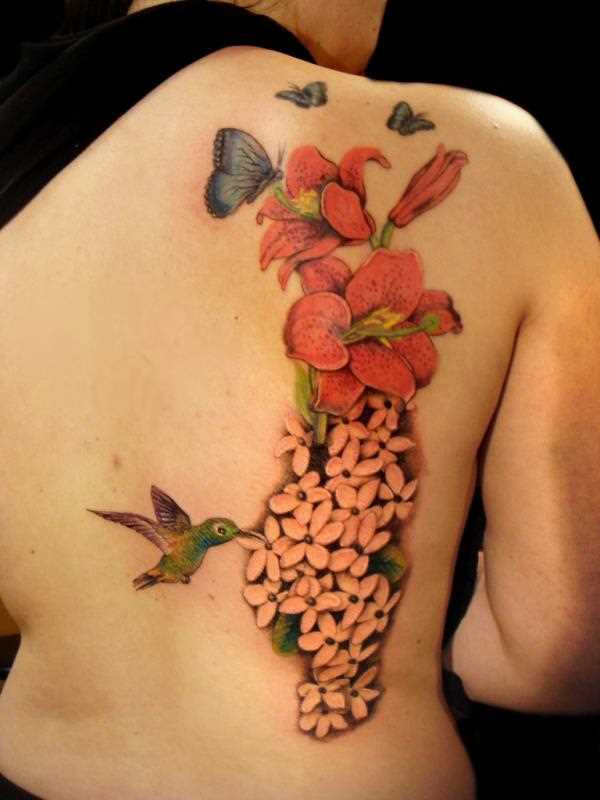 Tatuagem blade a menina - lírio, borboletas e beija-flores
