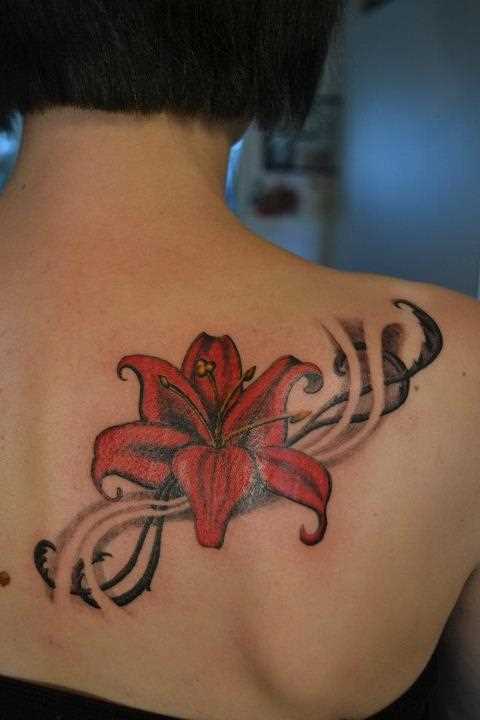 Tatuagem blade a menina - lírio com um padrão de