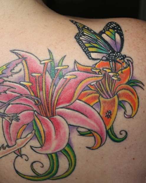 Tatuagem blade a menina lírios e uma borboleta