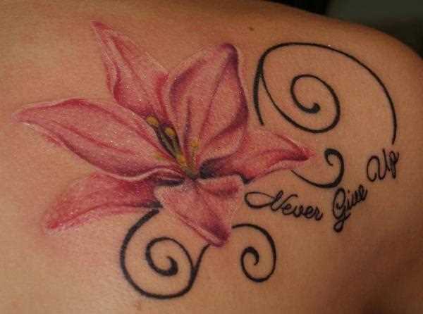 Tatuagem blade a menina - o lírio e a inscrição