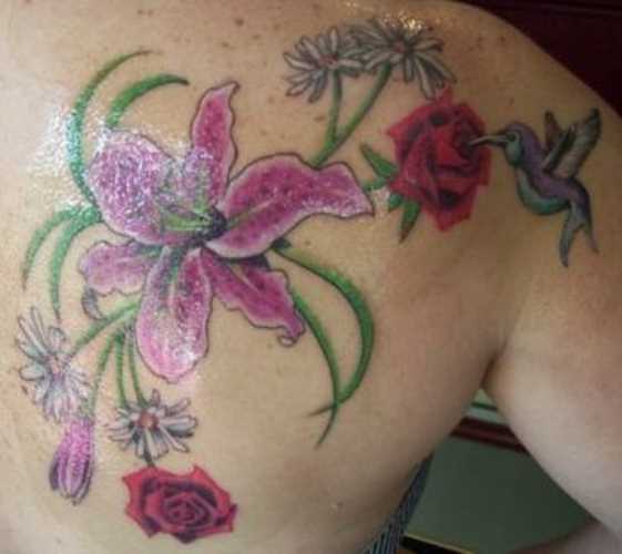 Tatuagem blade a menina - o lírio, rosas, margaridas e beija-flor