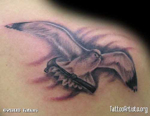 Tatuagem blade cara - de- gaivota com o martelo