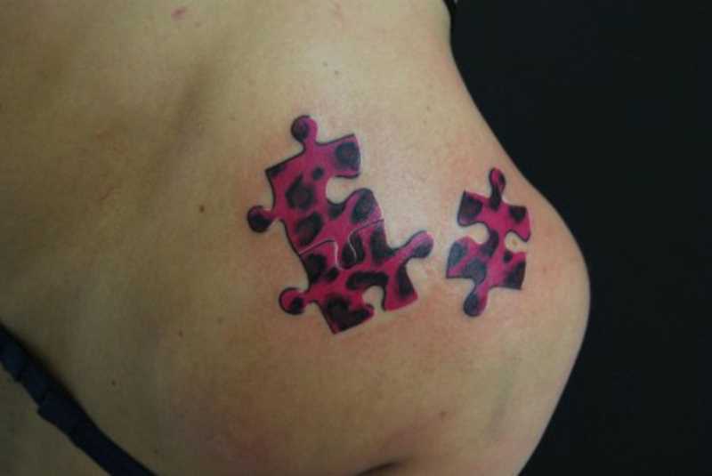 Tatuagem blade e o ombro da menina - quebra-cabeças