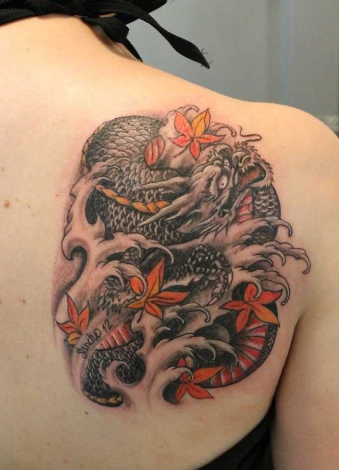 Tatuagem blade garota - dragão e folhas