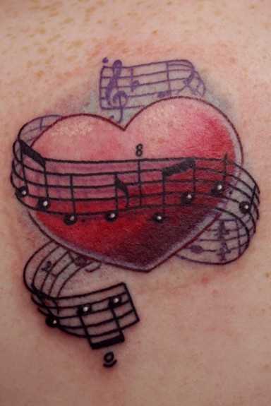 Tatuagem blade meninas - as notas da clave de sol e o coração