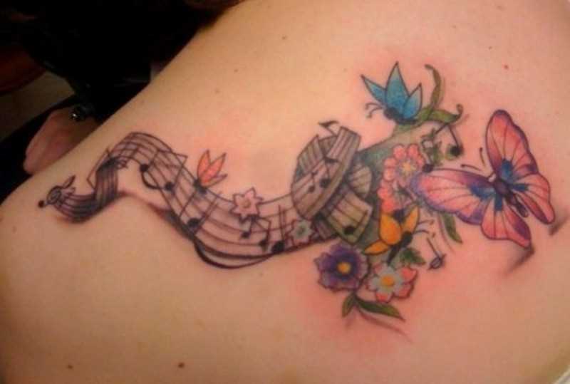 Tatuagem blade meninas - as notas da clave de sol, flores e uma borboleta