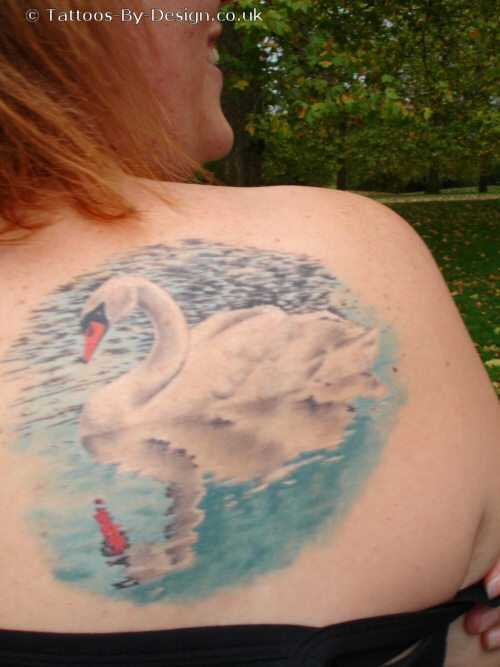 Tatuagem blade meninas - cisne na água