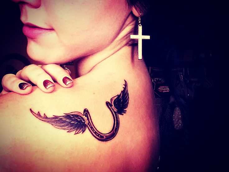 Tatuagem blade meninas - ferradura com asas
