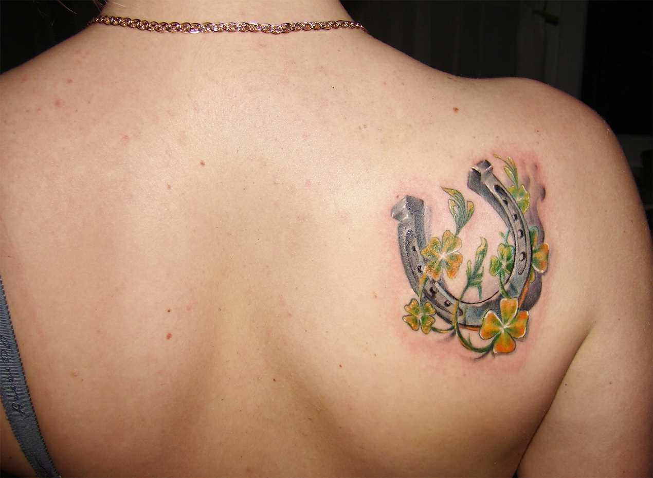 Tatuagem blade meninas - ferradura e folhas de trevo