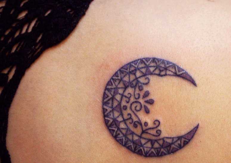 Tatuagem blade meninas - mandala em forma de lua